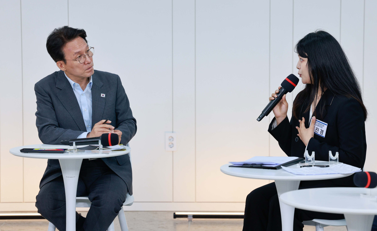 ▲김민석 국무총리가 21일 서울 송파구 한체대 개선관에서 열린 선관위 개혁 관련 시민 토론회에서 김진경 전국총학생회협의회 미디어홍보국장의 질문을 듣고 있다. 신태현 기자 holjjak@
