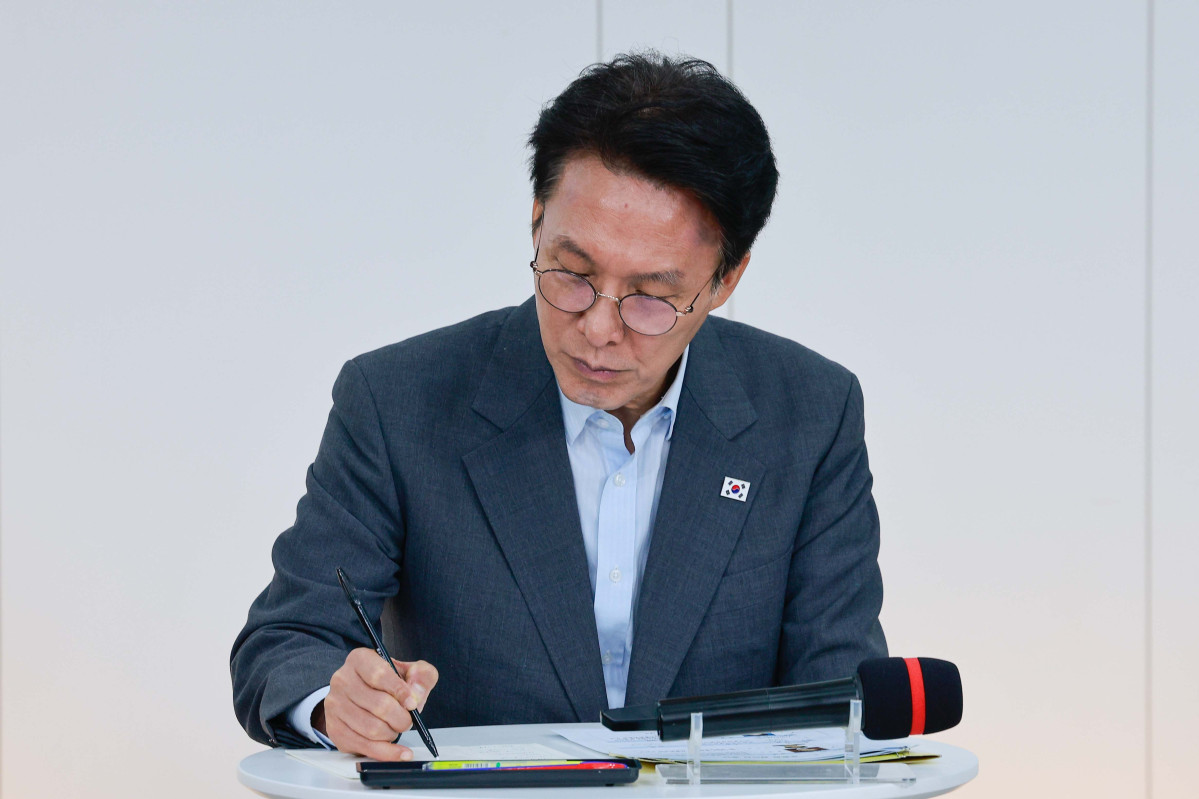 ▲김민석 국무총리가 21일 서울 송파구 한체대 개선관에서 열린 선관위 개혁 관련 시민 토론회에서 참석자 발언을 들으며 메모하고 있다. 신태현 기자 holjjak@
