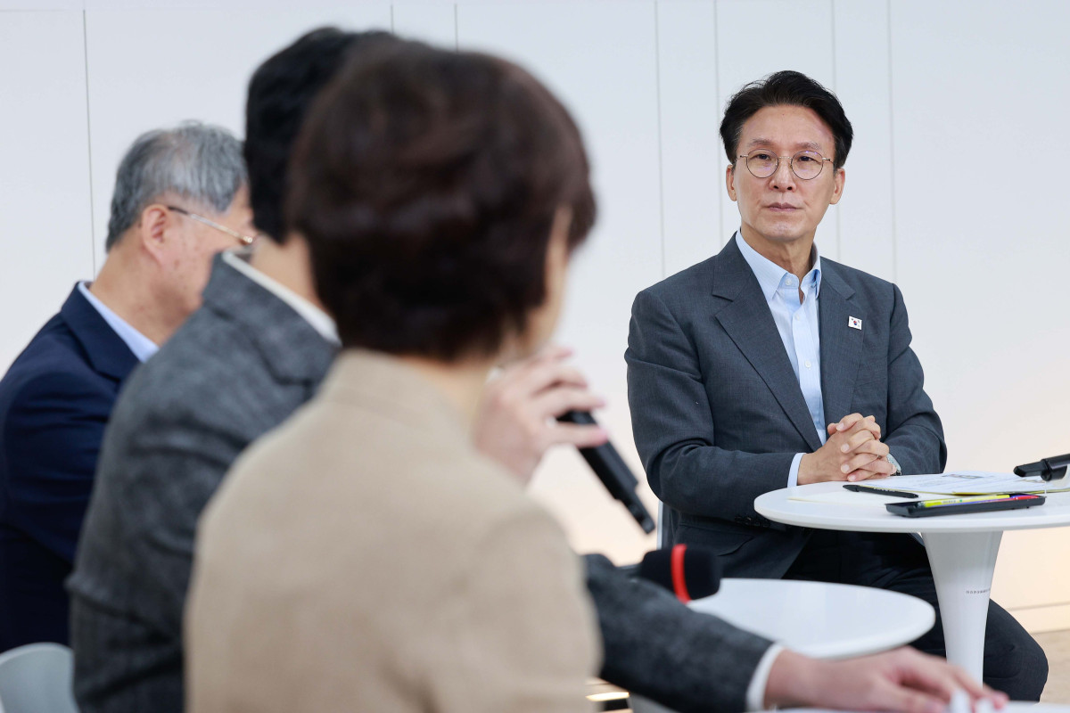 ▲김민석 국무총리가 21일 서울 송파구 한체대 개선관에서 열린 선관위 개혁 관련 시민 토론회에서 김태윤 전현직총학생회연합 대표 발언을 듣고 있다. 신태현 기자 holjjak@