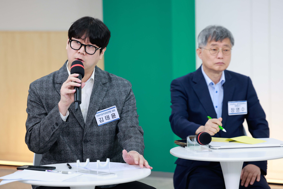 ▲김태윤 전현직총학생회연합 대표가 21일 서울 송파구 한체대 개선관에서 열린 선관위 개혁 관련 시민 토론회에서 발언하고 있다. 신태현 기자 holjjak@