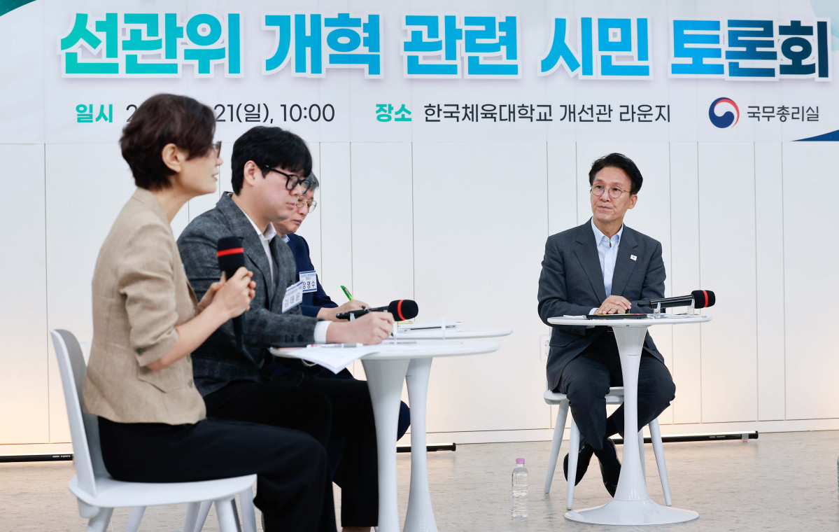 ▲김민석 국무총리가 21일 서울 송파구 한체대 개선관에서 열린 선관위 개혁 관련 시민 토론회에서 참석자 발언을 듣고 있다. 신태현 기자 holjjak@