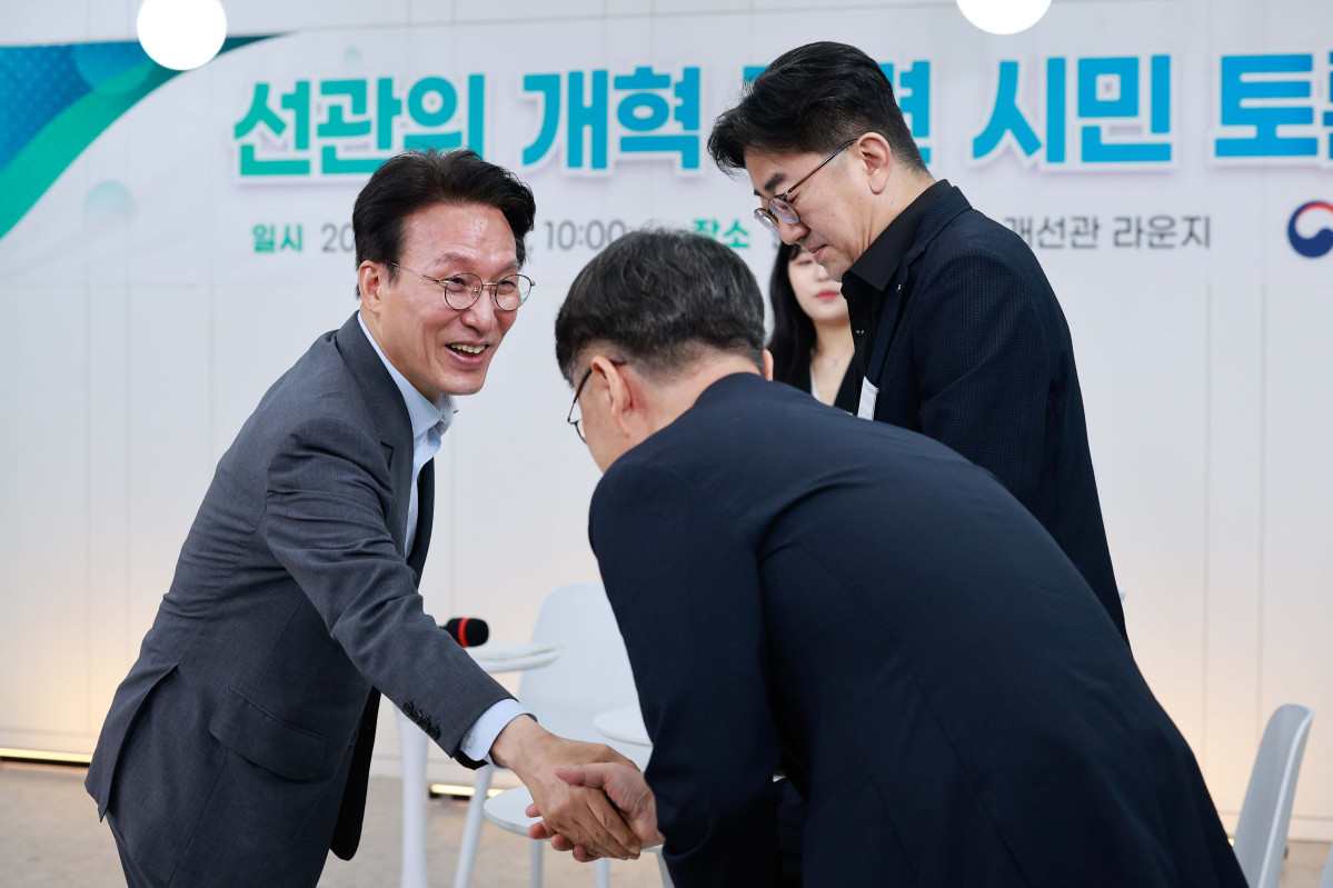 ▲김민석 국무총리가 21일 서울 송파구 한체대 개선관에서 열린 선관위 개혁 관련 시민 토론회에서 참석자들과 인사하고 있다. 신태현 기자 holjjak@