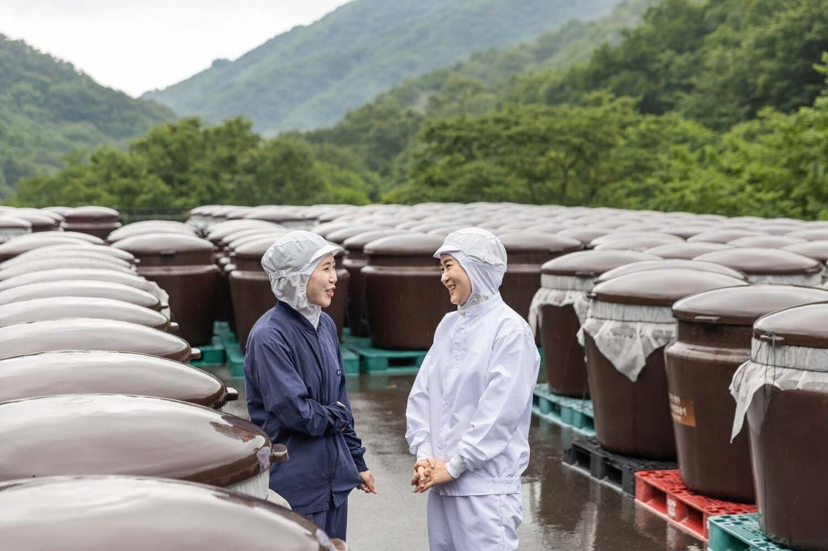 ▲지리산 피아골 김미선 대표와 직원. (사진제공=쿠팡)