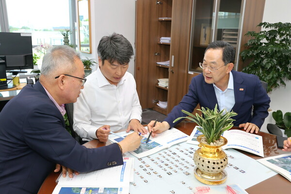 ▲명현관 해남군수(오른쪽)가 기획예산처 찾아 국비 지원을 건의 하고 있다. (사진제공=해남군)