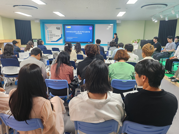 ▲전주아중초등학교가 ‘2026학년도 IB 연구학교 1차 실증수업 공개’에서 교원들이 수업 운영 사례와 사후 협의 내용을 공유하고 있다. (사진제공=전북특별자치도교육청)