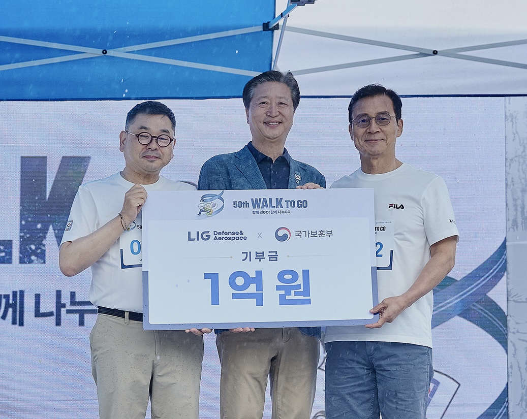 ▲LIG D&A 창립 50주년을 맞아 20일 서울 송파구 올림픽공원에서 열린 거북이마라톤에서 LIG D&A가 국가보훈부에 기부금 1억원을 전달하고 있다. (왼쪽부터) 구본상 LIG 회장, 육현수 국가보훈부 보훈의료복지국장, 신익현 LIG D&A 대표. (사진제공=LIG D&A)