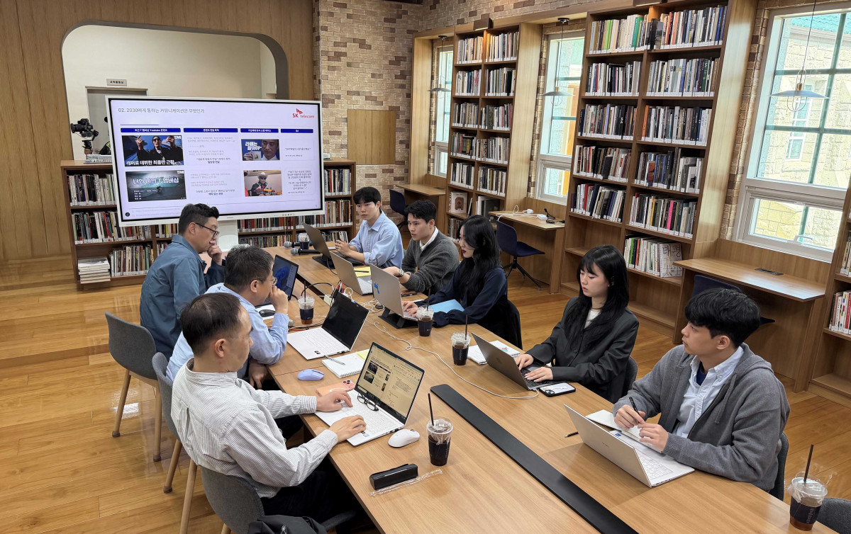 ▲대학생들이 SKT가 운영하는 ‘CX캠퍼스’ 프로그램에서 SKT 임직원들과 논의하는 모습. (사진제공=SKT)