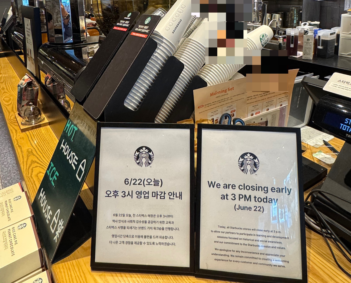 ▲22일 오전, 이날 오후 3시 조기영업 마감을 알리고 있는 스타벅스 한 매장 매대 안내문. (석유선 기자 heystone@)