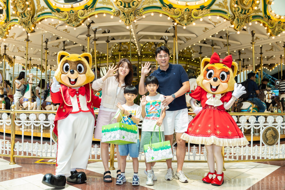 ▲'드림티켓' 초청행사로 롯데월드 어드벤처를 찾아 기념 촬영한 김명철 소방위(가장 오른쪽) 가족들 모습. (사진제공=롯데월드)