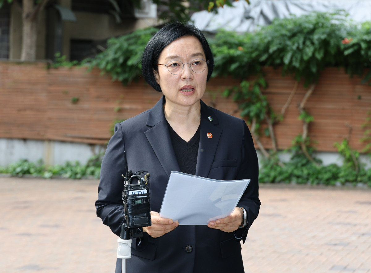 ▲한성숙 국무총리 후보자가 22일 서울 종로구 통의동 금융감독연수원에 마련된 인사청문회 준비 사무실로 출근하며 최근 발생한 모두의 창업 개인정보 유출과 관련해 입장을 밝히고 있다. 2026.6.22. (연합뉴스)