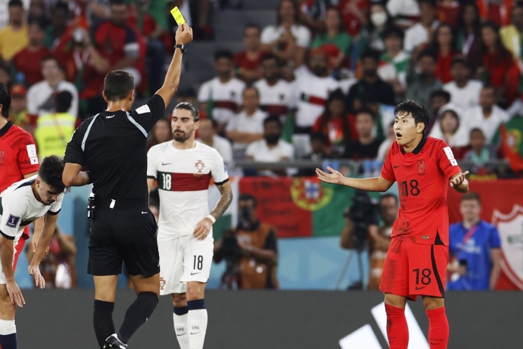 ▲2022 국제축구연맹(FIFA) 카타르 월드컵 포르투갈전 당시 파쿤도 테요 주심으로부터 경고를 받은 이강인(파리 생제르맹). (EPA/연합뉴스)