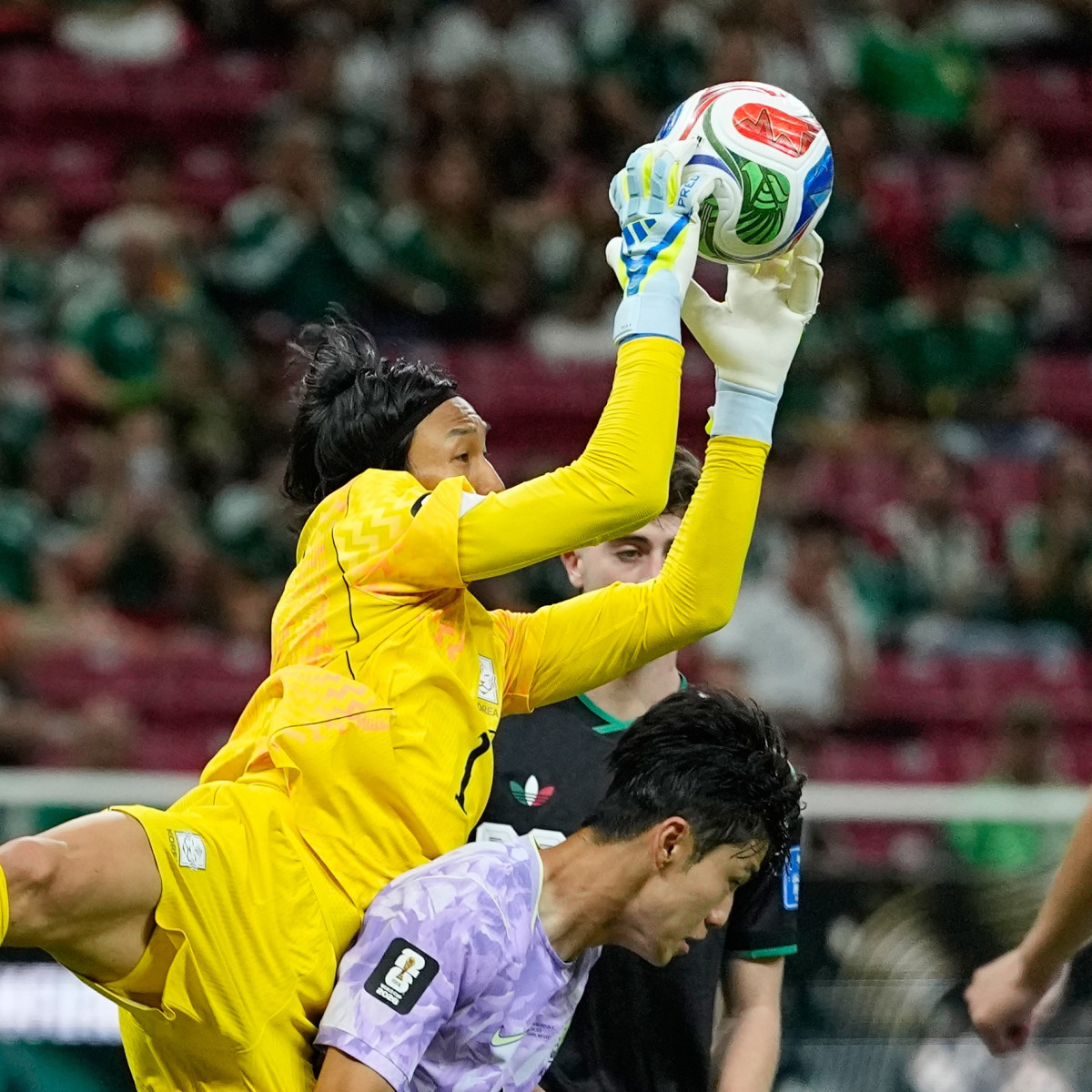 ▲한국 축구대표팀의 골키퍼 김승규(FC 도쿄)가 18일(현지시간) 멕시코 과달라하라 인근 사포판에서 열린 2026 국제축구연맹(FIFA) 북중미 월드컵 조별리그 A조 멕시코전에서 공을 처리하고 있다. (AP/연합뉴스)