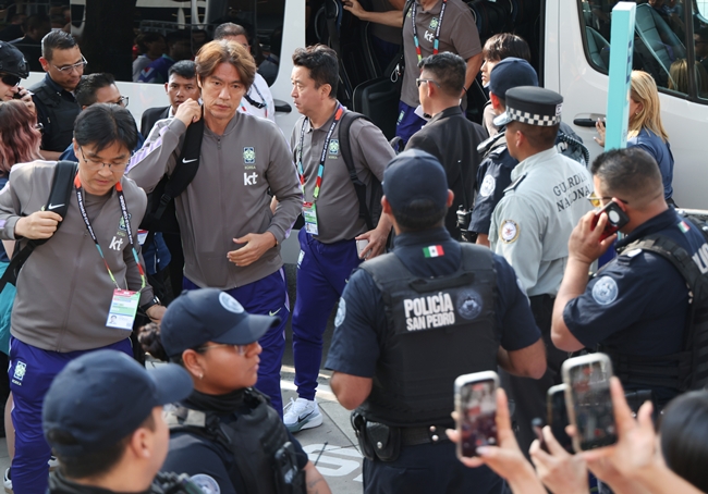 ▲축구 국가대표팀 홍명보 감독이 21일(현지시간) 2026 북중미월드컵 조별리그 3차전이 열리는 멕시코 몬테레이의 호텔로 들어가고 있다. (연합뉴스)
