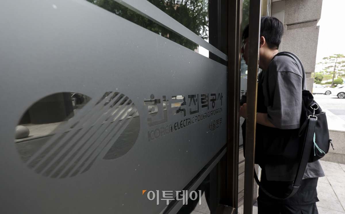 ▲한국전력이 3분기(7~9월) 연료비 조정단가를 현재와 같은 kWh(킬로와트시) 당 5원으로 유지하겠다고 발표한 가운데 22일 오전 서울 중구 한국전력공사 서울본부에 관계자가 출입하고 있다. 한전에 따르면 전기요금은 기본요금, 전력량요금, 기후환경요금, 연료비조정요금 등으로 구성되며 최근 에너지 가격 흐름을 반영하기 위한 것이 '연료비조정단가'다. 연료비 조정단가는 2022년 3분기 이후 17개 분기 연속, 일반용 전기 요금은 13개 분기 연속 동결됐다. 고성준 기자joonko1@