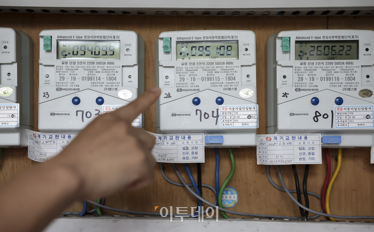▲한국전력이 3분기(7~9월) 연료비 조정단가를 현재와 같은 kWh(킬로와트시) 당 5원으로 유지하겠다고 발표한 가운데 22일 오전 서울 중구 한 오피스텔에 전력 계량기가 설치되어 있다. 한전에 따르면 전기요금은 기본요금, 전력량요금, 기후환경요금, 연료비조정요금 등으로 구성되며 최근 에너지 가격 흐름을 반영하기 위한 것이 '연료비조정단가'다. 연료비 조정단가는 2022년 3분기 이후 17개 분기 연속, 일반용 전기 요금은 13개 분기 연속 동결됐다. 고성준 기자joonko1@