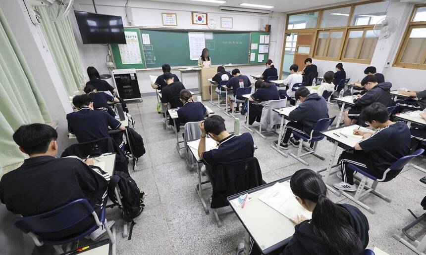 ▲2027학년도 대학수학능력시험 6월 모의평가가 열린 지난 4일 서울 송파구 잠신고등학교에서 학생들이 시험 준비를 하고 있다. (연합뉴스)