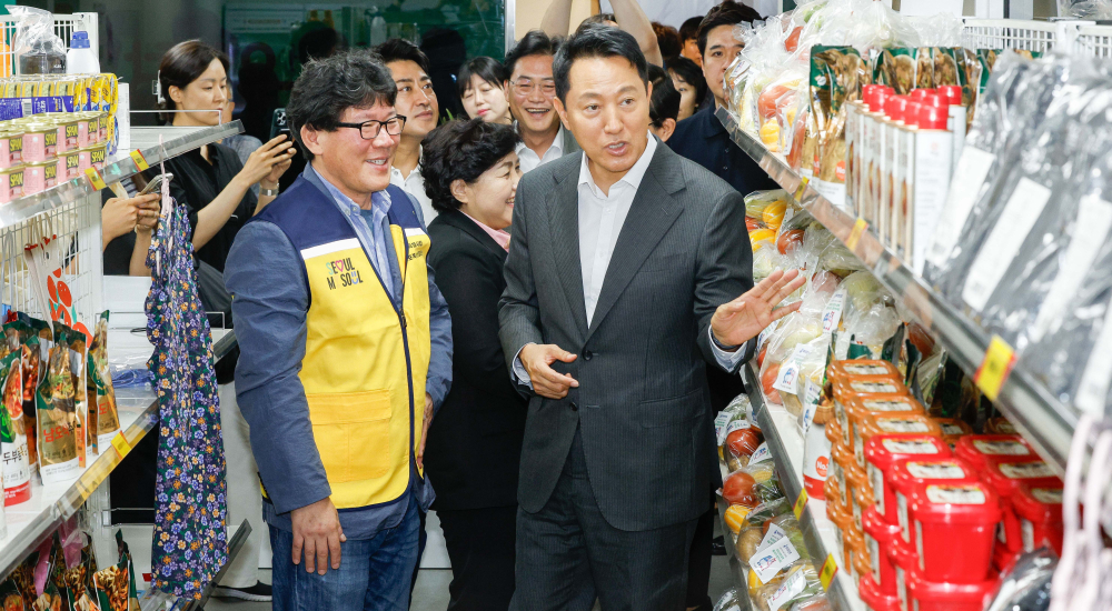 ▲오세훈 서울시장이 23일 서울 영등포쪽방상담소에서 열린 온기창고 개소식에서 온기창고 물품을 살펴보고 있다. (이투데이DB)