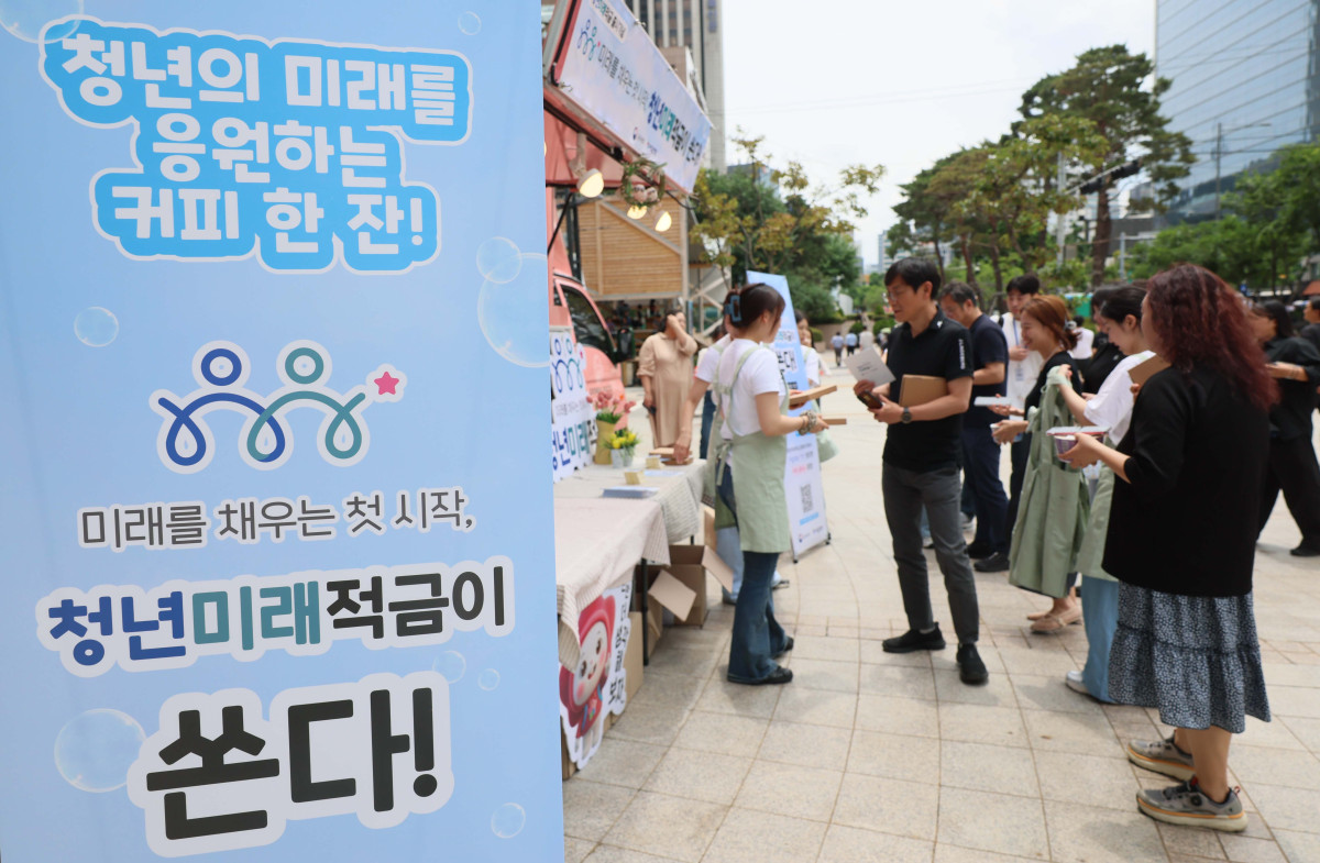 ▲우대금리와 정부 기여금, 이자소득 비과세 혜택을 더하면 최고 19.4% 수준의 수익 효과를 기대할 수 있는 '청년미래적금' 가입 신청이 시작된 22일 서울 청계광장 인근에서 금융위와 서금원 관계자들이 상품을 홍보하고 있다. 청년미래적금 가입 신청은 이날부터 내달 3일까지 2주간 진행된다. 청년미래적금은 매월 최대 50만 원까지 납입할 수 있는 3년 만기 자유적립식 상품으로 기본금리 5%에 은행별 우대금리를 더해 최고 연 7~8% 금리가 적용된다. 여기에 정부 기여금과 이자소득 비과세 혜택까지 더하면 실질 가입 효과는 일반형 기준 최대 13.2~14.4%, 우대형은 18.2~19.4% 수준의 단리 적금상품과 유사한 것으로 평가된다. 가입 대상은 만 19~34세 청년 중 일정한 소득 요건을 충족하는 경우다. 신태현 기자 holjjak@