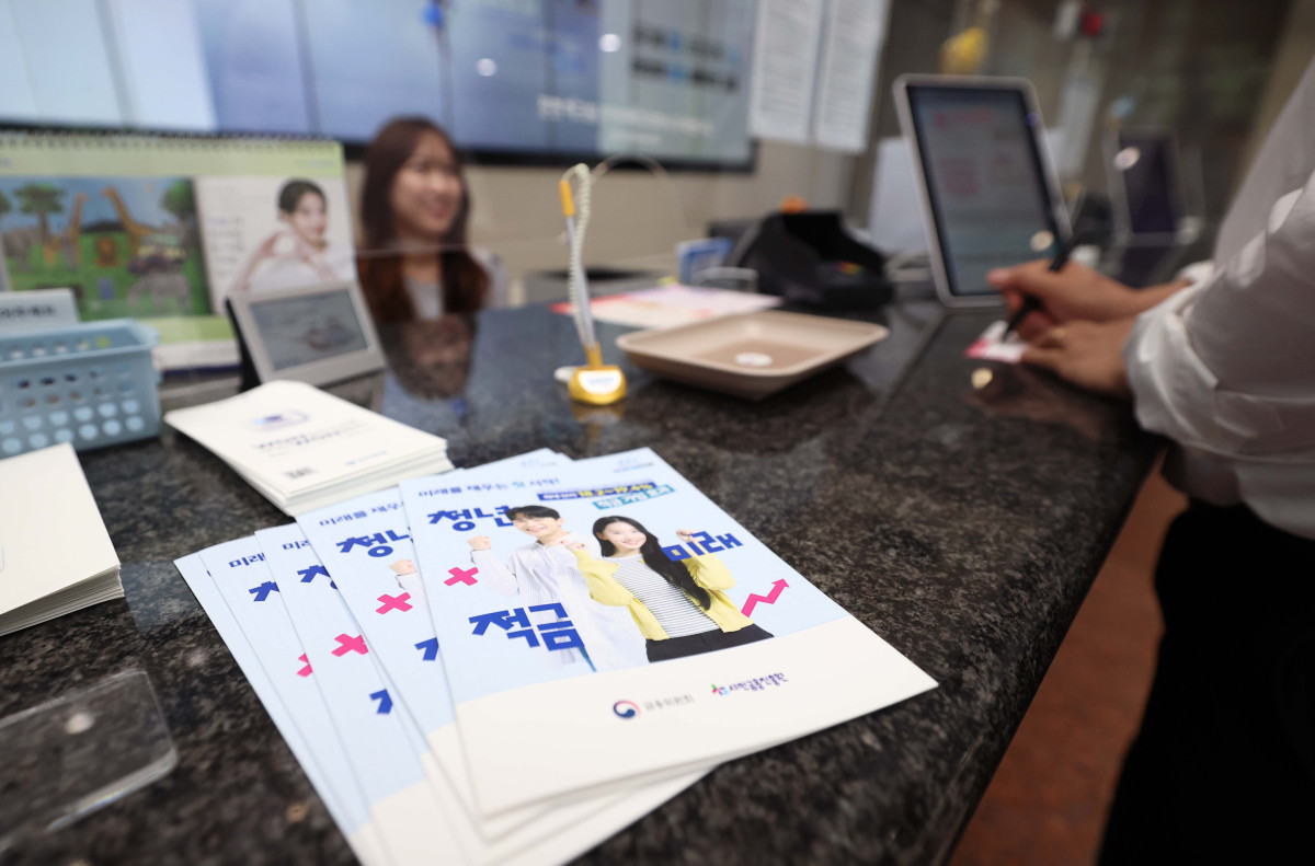 ▲우대금리와 정부 기여금, 이자소득 비과세 혜택을 더하면 최고 19.4% 수준의 수익 효과를 기대할 수 있는 '청년미래적금' 가입 신청이 시작된 22일 서울 중구 우리은행 본점에 상품 안내장이 마련돼 있다. 청년미래적금 가입 신청은 이날부터 내달 3일까지 2주간 진행된다. 청년미래적금은 매월 최대 50만 원까지 납입할 수 있는 3년 만기 자유적립식 상품으로 기본금리 5%에 은행별 우대금리를 더해 최고 연 7~8% 금리가 적용된다. 여기에 정부 기여금과 이자소득 비과세 혜택까지 더하면 실질 가입 효과는 일반형 기준 최대 13.2~14.4%, 우대형은 18.2~19.4% 수준의 단리 적금상품과 유사한 것으로 평가된다. 가입 대상은 만 19~34세 청년 중 일정한 소득 요건을 충족하는 경우다. 신태현 기자 holjjak@