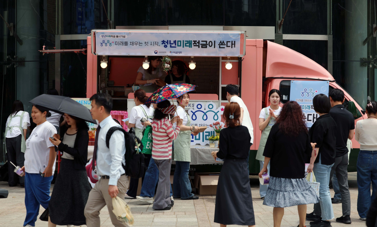 ▲우대금리와 정부 기여금, 이자소득 비과세 혜택을 더하면 최고 19.4% 수준의 수익 효과를 기대할 수 있는 '청년미래적금' 가입 신청이 시작된 22일 서울 청계광장 인근에서 금융위와 서금원 관계자들이 상품을 홍보하고 있다. 청년미래적금 가입 신청은 이날부터 내달 3일까지 2주간 진행된다. 청년미래적금은 매월 최대 50만 원까지 납입할 수 있는 3년 만기 자유적립식 상품으로 기본금리 5%에 은행별 우대금리를 더해 최고 연 7~8% 금리가 적용된다. 여기에 정부 기여금과 이자소득 비과세 혜택까지 더하면 실질 가입 효과는 일반형 기준 최대 13.2~14.4%, 우대형은 18.2~19.4% 수준의 단리 적금상품과 유사한 것으로 평가된다. 가입 대상은 만 19~34세 청년 중 일정한 소득 요건을 충족하는 경우다. 신태현 기자 holjjak@