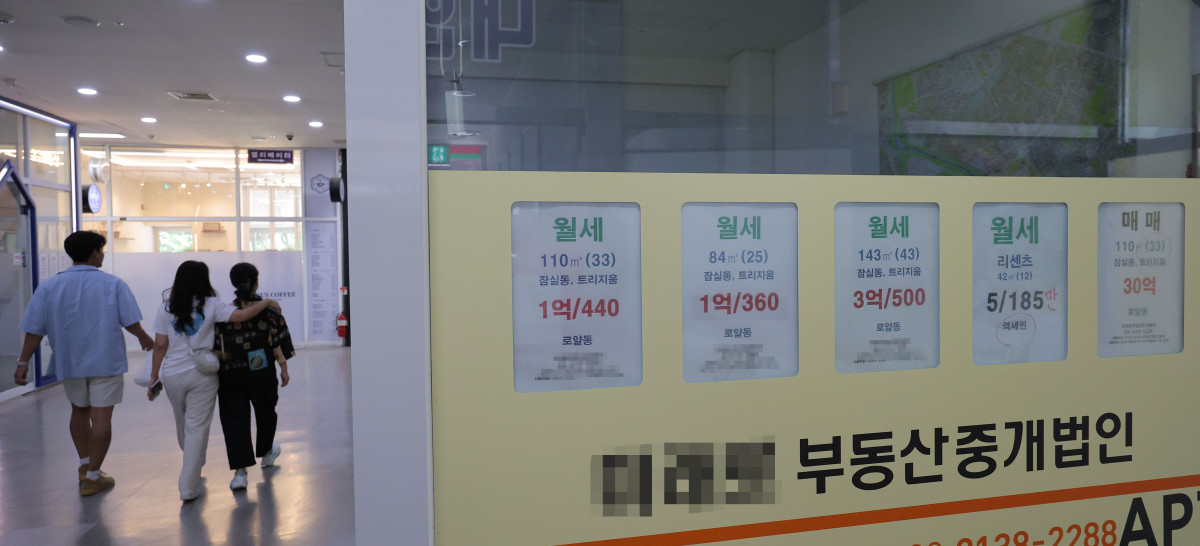 ▲서울의 한 부동산 중개업소에 매물 정보가 표시되어 있다. (사진제공=연합뉴스)