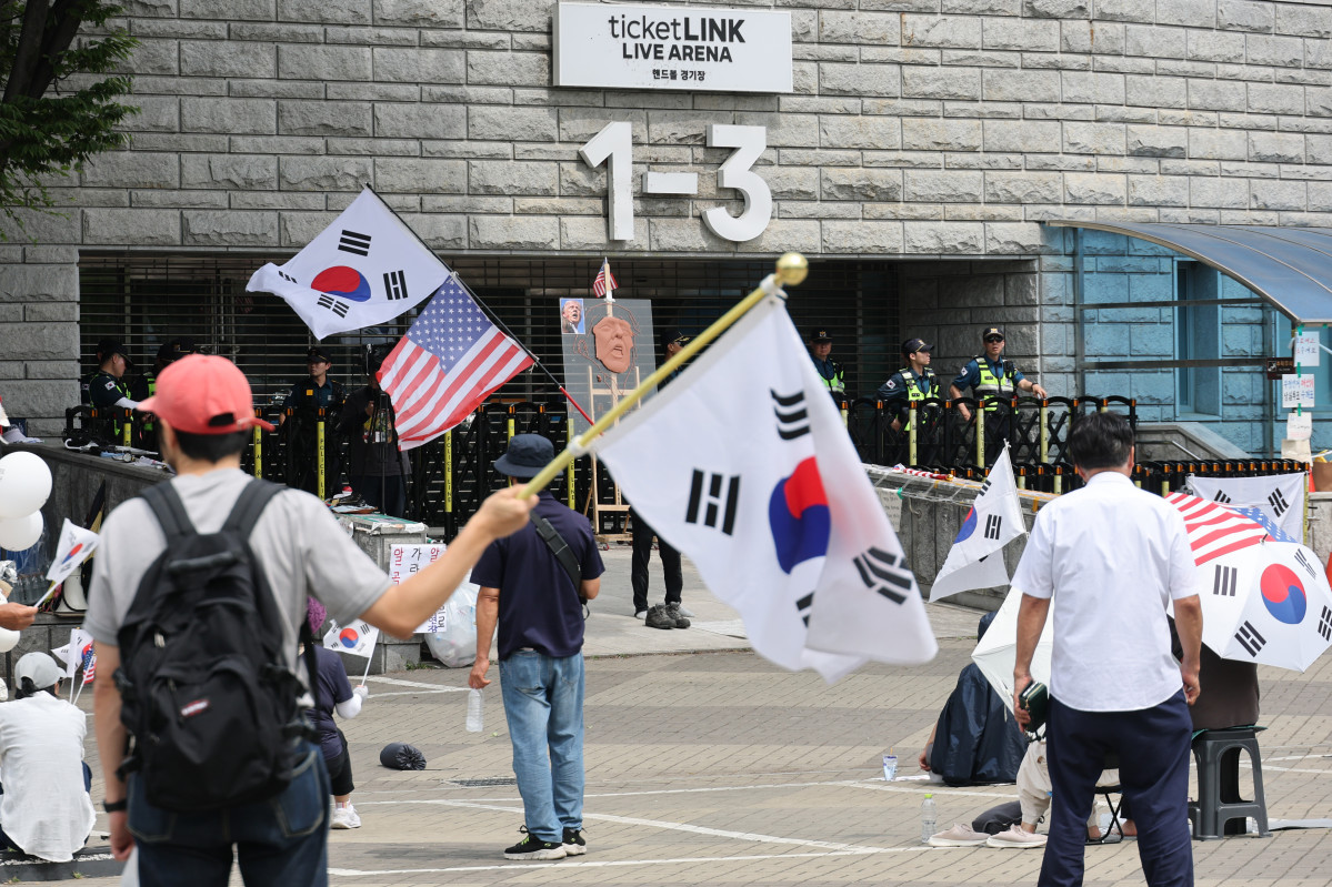 ▲2일 6·3 지방선거 잠실 개표소로 사용된 서울 송파구 올림픽공원 핸드볼경기장 앞에서 6·3 지방선거 투표용지 부족 사태 규탄 봉쇄 시위 참가자들이 재선거 및 당일투표 수개표 촉구 구호를 외치고 있다. (연합뉴스)