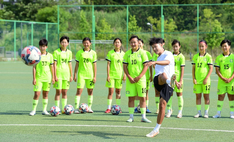 ▲이승우 선수가 전북체육중학교 여자축구부 선수들에게 원포인트 축구 레슨을 진행하고 있다. (사진제공=한국맥도날드)