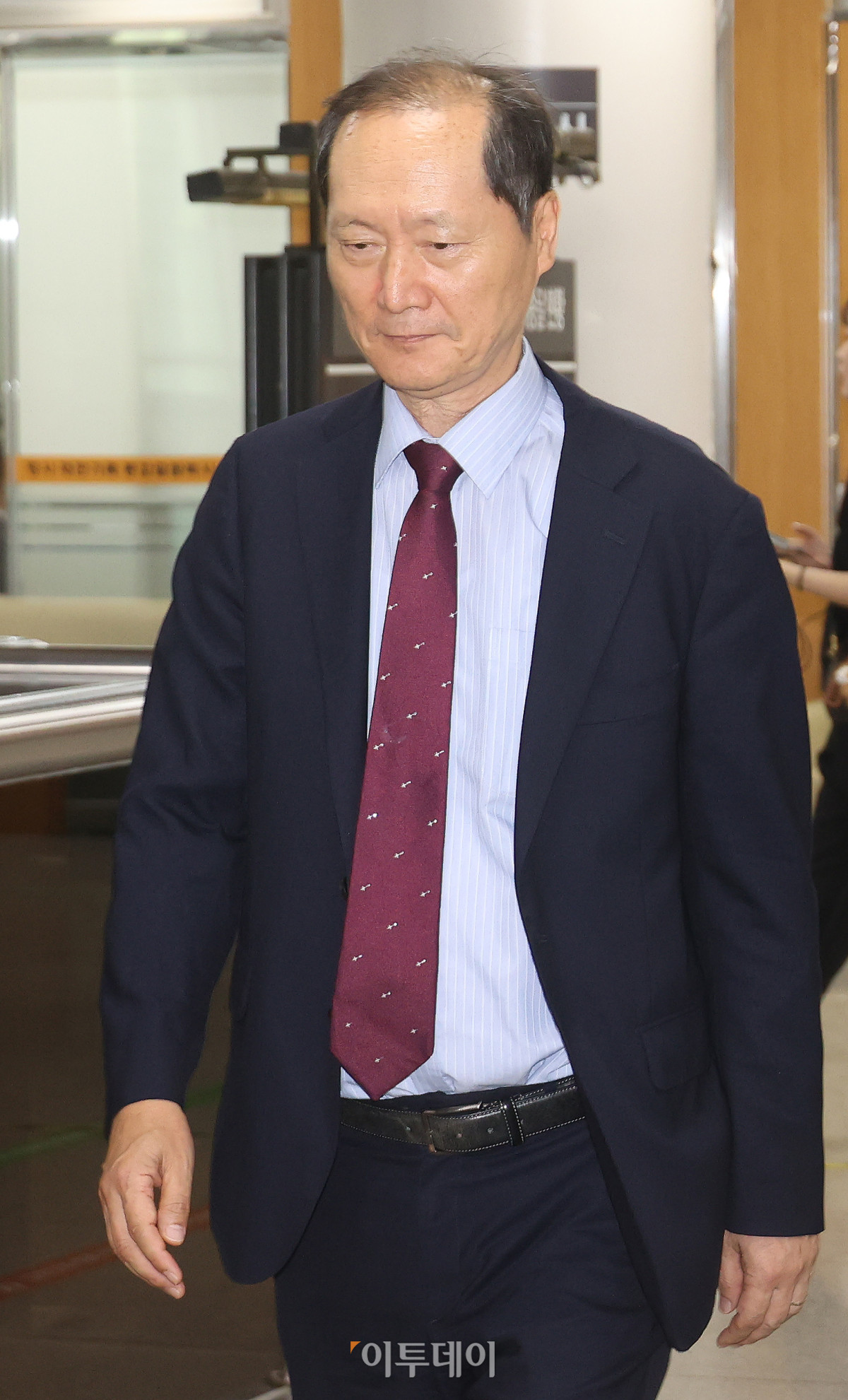 ▲12.3 비상계엄 해제 직후 안가 회동과 관련해 국회에서 위증한 혐의를 받는 이완규 전 법제처장이 22일 서울 서초구 서울중앙지방법원에서 열린 1심 선고 공판에 출석하고 있다. 사진공동취재단
