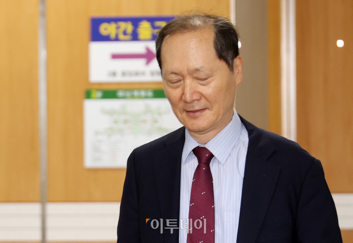 ▲12.3 비상계엄 해제 직후 안가 회동과 관련해 국회에서 위증한 혐의를 받는 이완규 전 법제처장이 22일 서울 서초구 서울중앙지방법원에서 열린 1심 선고 공판에 출석하고 있다. 사진공동취재단