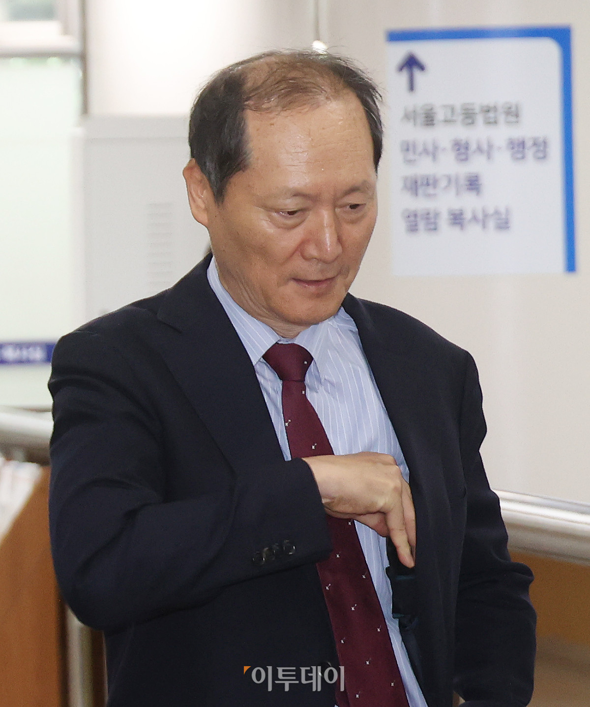 ▲12.3 비상계엄 해제 직후 안가 회동과 관련해 국회에서 위증한 혐의를 받는 이완규 전 법제처장이 22일 서울 서초구 서울중앙지방법원에서 열린 1심 선고 공판에 출석하고 있다. 사진공동취재단