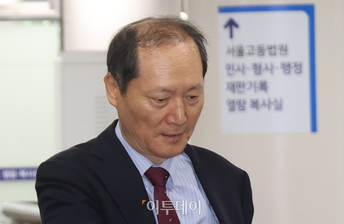 ▲12.3 비상계엄 해제 직후 안가 회동과 관련해 국회에서 위증한 혐의를 받는 이완규 전 법제처장이 22일 서울 서초구 서울중앙지방법원에서 열린 1심 선고 공판에 출석하고 있다. 사진공동취재단