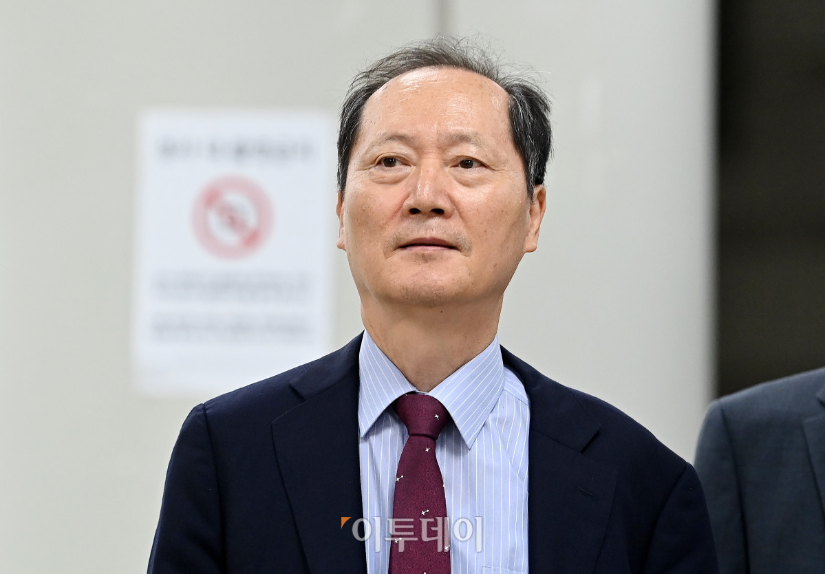 ▲12.3 비상계엄 해제 직후 안가 회동과 관련해 국회에서 위증한 혐의를 받는 이완규 전 법제처장이 22일 서울 서초구 서울중앙지방법원에서 열린 1심 선고 공판에 출석하고 있다. 사진공동취재단