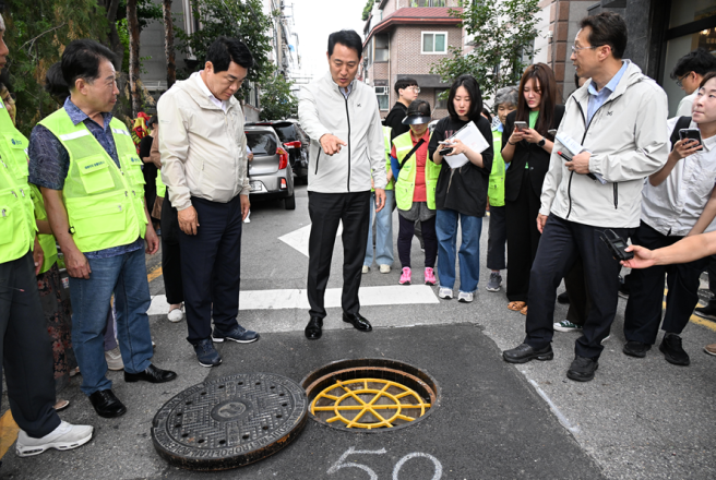 ▲오세훈(가운데) 서울시장이 22일 관악구 일대에서 침수방지시설 물막이판을 점검하고 있다. (사진제공=서울시)