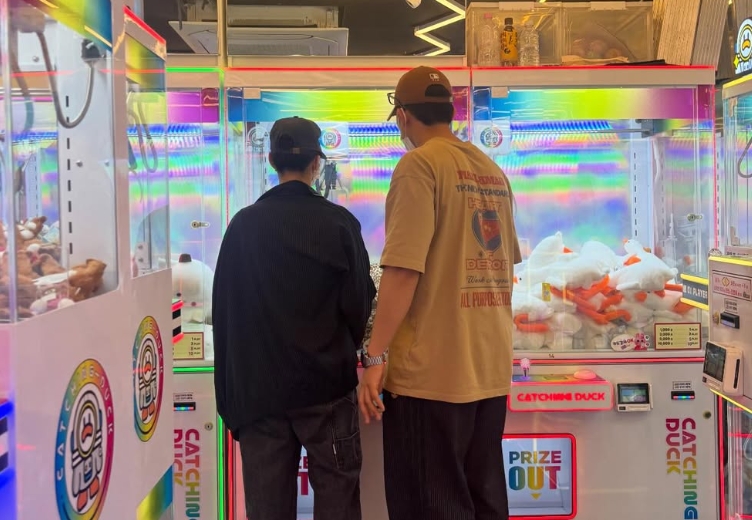 ▲배우 김고은과 이상이가 인형뽑기 게임을 하는 모습. (출처=김용지 인스타그램 갈무리)