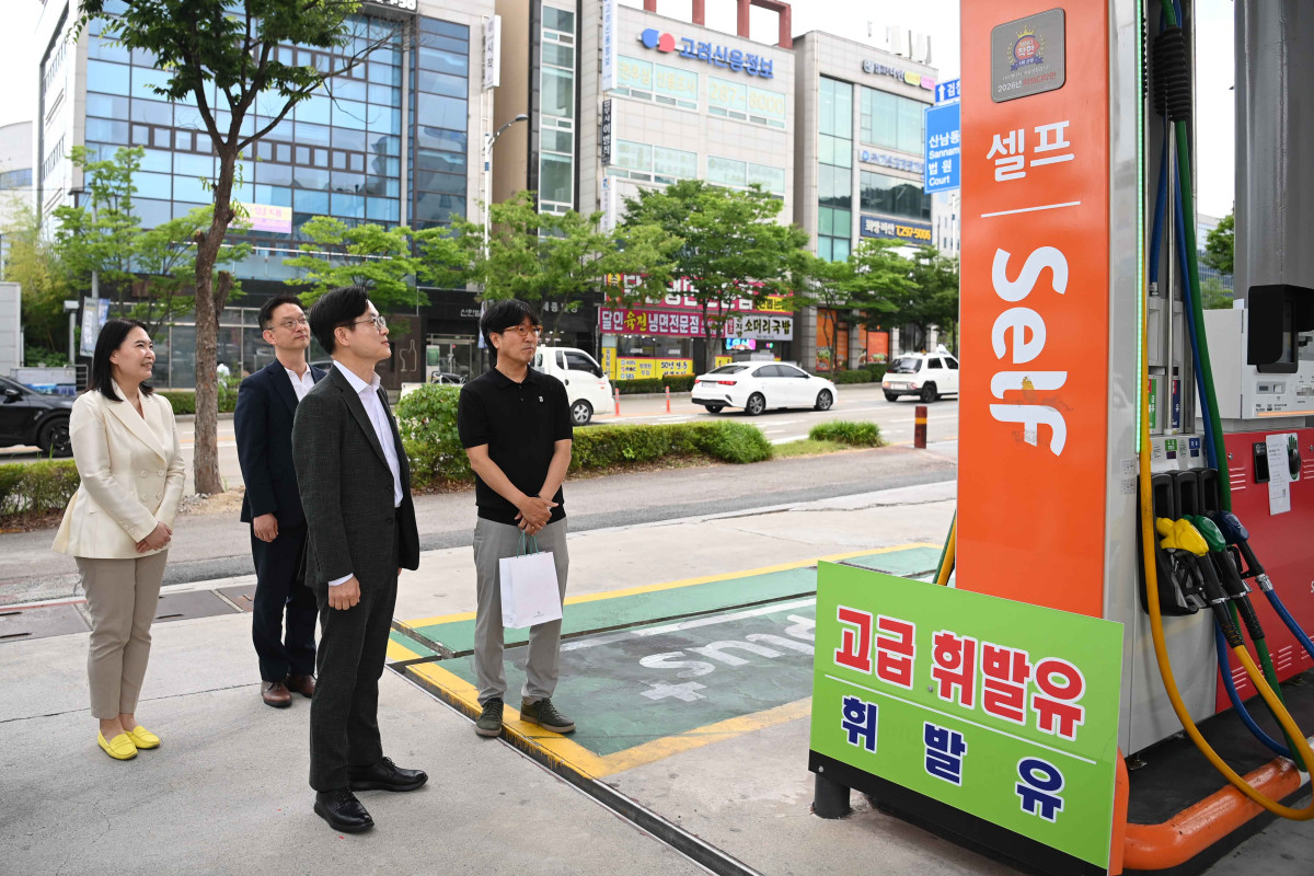 ▲김정관 산업통상부 장관(가운데)은 22일 ‘1호 착하디착한 주유소 선정 계기에 국내 석유 가격 안정에 기여하는 주유소에 대한 격려와 인센티브 지원 방안을 공유’하기 위해 이호성 하나은행장을 비롯한 관계자 등과 함께 충북 청주시에 위치한 SK오해피주유소를 방문했다. 김 장관은 최초 착하디착한 주유소 선정 현판 증정식을 갖고 주유소 운영현황 및 애로사항을 청취했다. (사진제공=산업통상부)