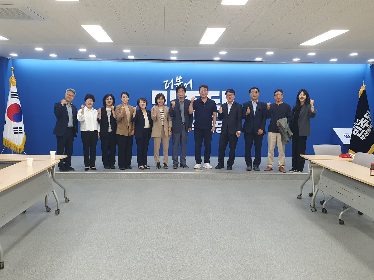 ▲더불어민주당 부산시의원 당선인 11명이 21일 부산시당사에서 열린 광역의원 총회에서 제10대 부산시의회 더불어민주당 원내대표로 한갑용 부산시의원 당선인을 추대한 뒤 기념촬영을 하고 있다. (사진제공=더불어민주당 부산시당)