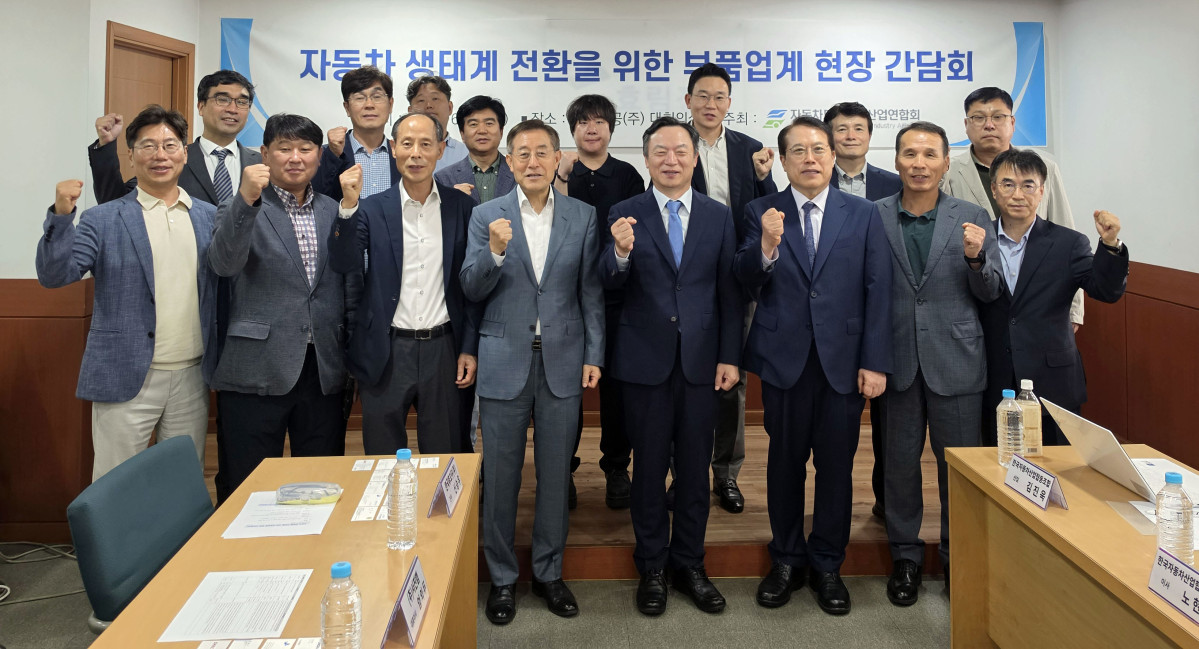 ▲한국자동차모빌리티산업연합회(KAIA)는 22일 경기도 평택시 효림정공 대회의실에서 '자동차 생태계 전환을 위한 부품업계 현장 간담회'를 개최했다. 이번 간담회에는 정대진 KAIA 회장과 이택성 한국자동차산업협동조합 이사장, 임광훈 한국자동차연구원 부원장을 비롯해 KG모빌리티파트너스, 효림정공, 유진SMRC, 다우산 등 주요 부품업체 관계자들이 참석했다. (사진=KAIA)