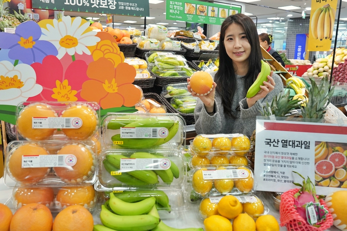 ▲3월 12일 서울 송파구에 위치한 롯데마트 제타플렉스 잠실점 열대과일 코너에서 국산 열대·아열대 과일 신상품을 홍보하는 양혜원 롯데마트·슈퍼 과일팀 MD(상품기획자)의 모습. (사진제공=롯데마트)