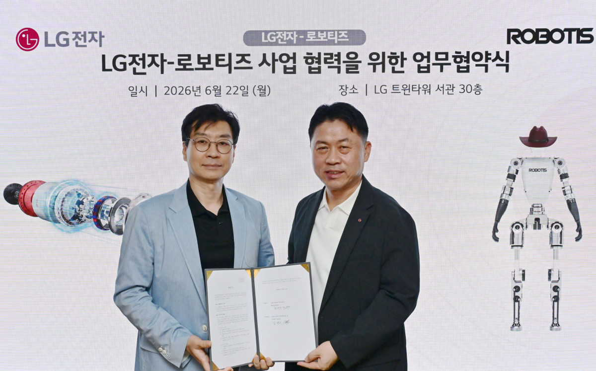 ▲LG전자-로보티즈, 우즈베키스탄 생산공장에 지분투자 양해각서 체결. 왼쪽부터 김병수 로보티즈 대표, 류재철 LG전자 대표. (사진제공=로보티즈)
