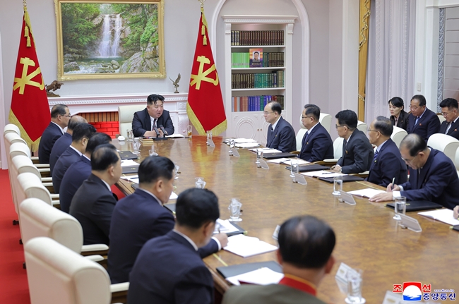 ▲북한은 지난 20일부터 22일까지 노동당 중앙위원회 제9기 제2차 전원회의 확대회의를 진행 했다고 조선중앙통신이 23일 보도했다. 회의에는 김정은 북한 국무위원장이 참석했다고 통신은 전했다. (연합뉴스)