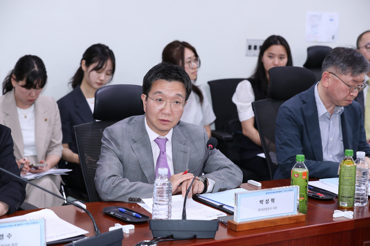 ▲22일 국회에서 ‘출국납부금 현실화, 왜 지금인가’를 주제로 간담회가 열리고 있는 현장에서 박성혁 관광공사 사장이 발언하고 있다. (사진제공=관광공사)