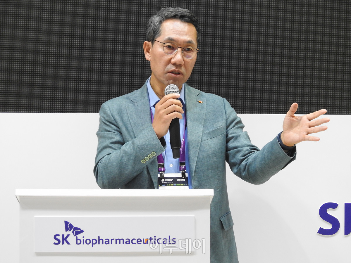 ▲이동훈 SK바이오팜 사장이 바이오USA 행사장 내 SK바이오팜 부스에서 기자들에게 발언하고 있다. (노상우 기자 nswreal@)