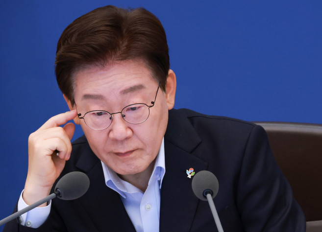 ▲이재명 대통령이 23일 청와대에서 열린 국무회의 겸 비상경제점검회의에서 자료를 보고 있다. (연합뉴스)