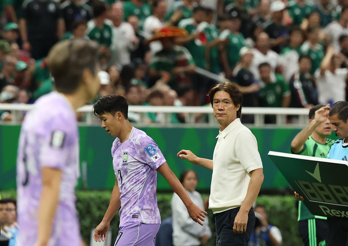 ▲한국 홍명보 감독이 오현규(베식타스)와 교체된 손흥민(LAFC)을 격려하고 있다. (연합뉴스)