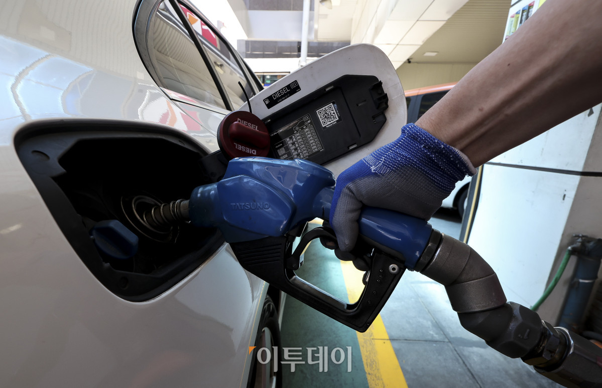 ▲23일 서울 마포구 SK양지주유소를 찾은 이용객이 주유를 하고 있다. SK에너지는 23일부터 SK주유소 차량용 경유 판매 가격을 리터당 50원 할인 지원하는 정책을 시행한다. 직영주유소 73곳은 판매 가격을 리터당 50원 인하하고 자영주유소에도 동일 수준의 가격인하가 가능하도록 할인지원금을 지급할 계획이다. 고성준 기자 joonko1@