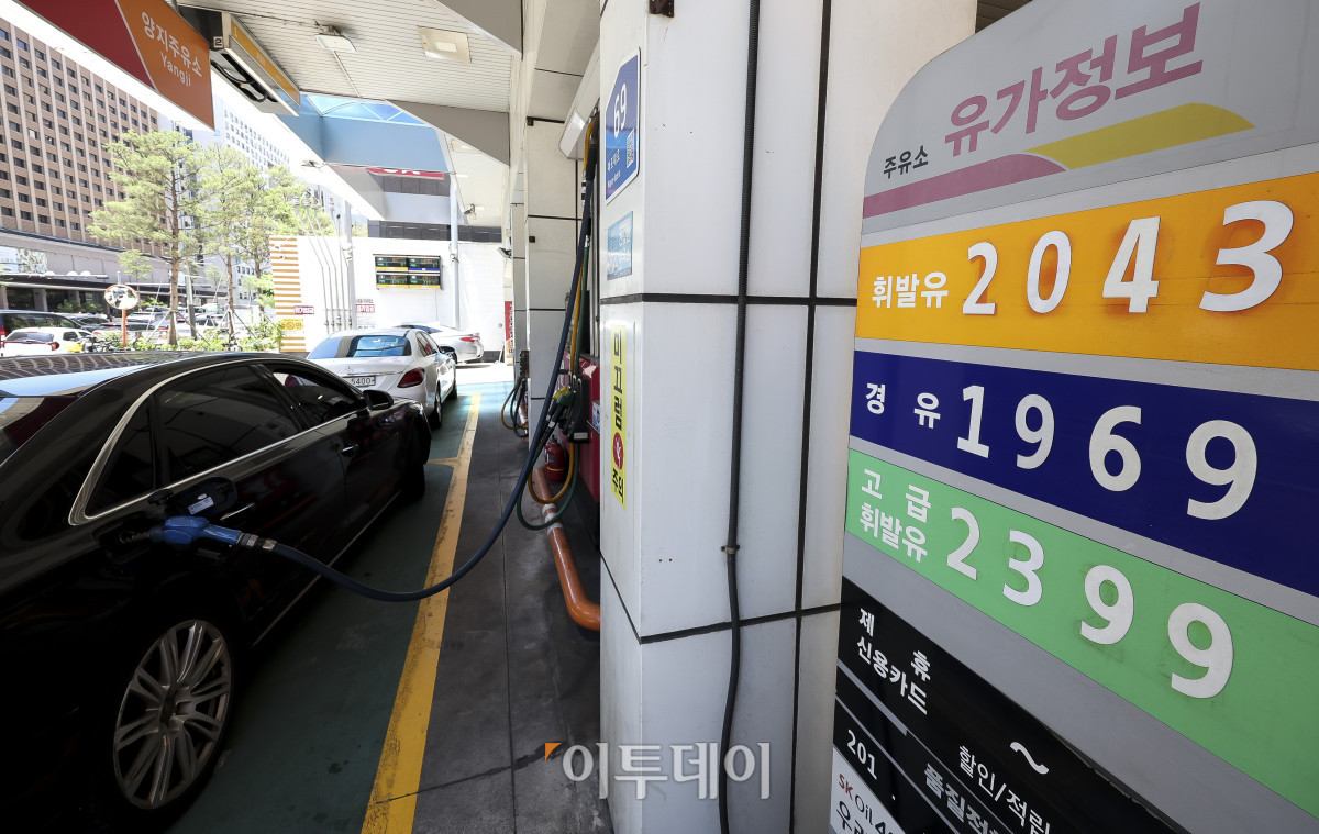 ▲23일 서울 마포구 SK양지주유소를 찾은 이용객이 주유를 하고 있다. SK에너지는 23일부터 SK주유소 차량용 경유 판매 가격을 리터당 50원 할인 지원하는 정책을 시행한다. 직영주유소 73곳은 판매 가격을 리터당 50원 인하하고 자영주유소에도 동일 수준의 가격인하가 가능하도록 할인지원금을 지급할 계획이다. 고성준 기자 joonko1@