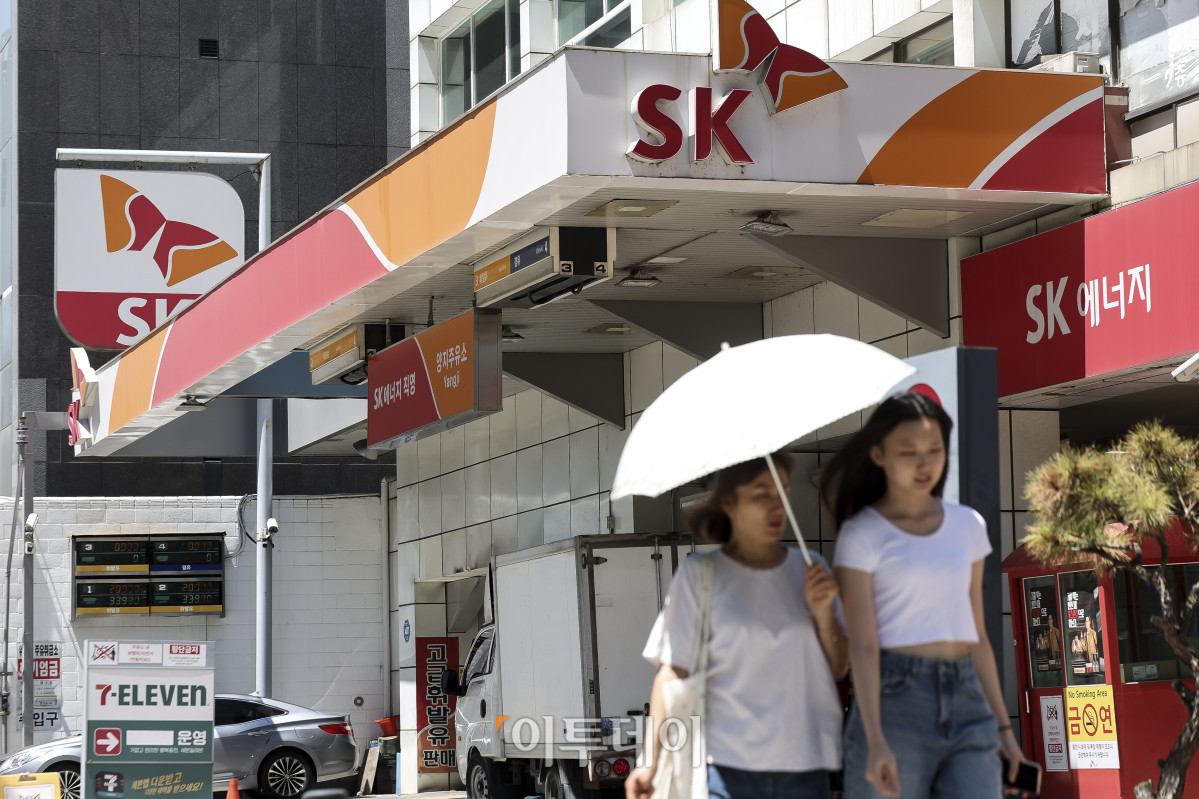 ▲23일 서울 마포구 SK양지주유소 앞으로 시민들이 지나고 있다. SK에너지는 23일부터 SK주유소 차량용 경유 판매 가격을 리터당 50원 할인 지원하는 정책을 시행한다. 직영주유소 73곳은 판매 가격을 리터당 50원 인하하고 자영주유소에도 동일 수준의 가격인하가 가능하도록 할인지원금을 지급할 계획이다. 고성준 기자 joonko1@