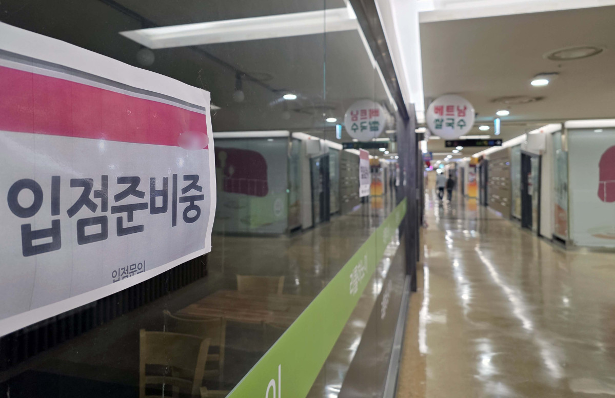 ▲내년도 적용 최저임금을 심의하는 최저임금위원회(최임위)가 23일 여덟 번째 회의를 열고 인상 수준 논의를 시작한다. 노동계가 요구안으로 시간급 '1만2000원'을 제시한 가운데 경영계는 예년처럼 올해 최저임금인 시간당 1만320원의 동결을 주장할 것으로 예상, 팽팽한 줄다리기가 예고된다. 한편 이날 한국경제인협회가 발표한 ‘2026년 자영업자 경영환경 인식 조사’에 따르면, 설문에 응답한 자영업자 500명 중 57.0%가 전년 대비 경영 상황이 악화되었다고 응답했으며 34.0%는 월수입이 올해 최저임금 기준(월 215만6880원)에도 못 미친다고 답했다. 특히 자영업자의 59.2%가 이미 고용 여력이 없다고 답변한 상황에서, 노동계의 최저임금 인상 요구가 수용될 경우 고용 포기 및 기존 인력 감축 등 고용 위축으로 이어질 것이라는 우려가 나오고 있다. 이날 서울의 한 상가 점포가 공실로 비어있다. 신태현 기자 holjjak@