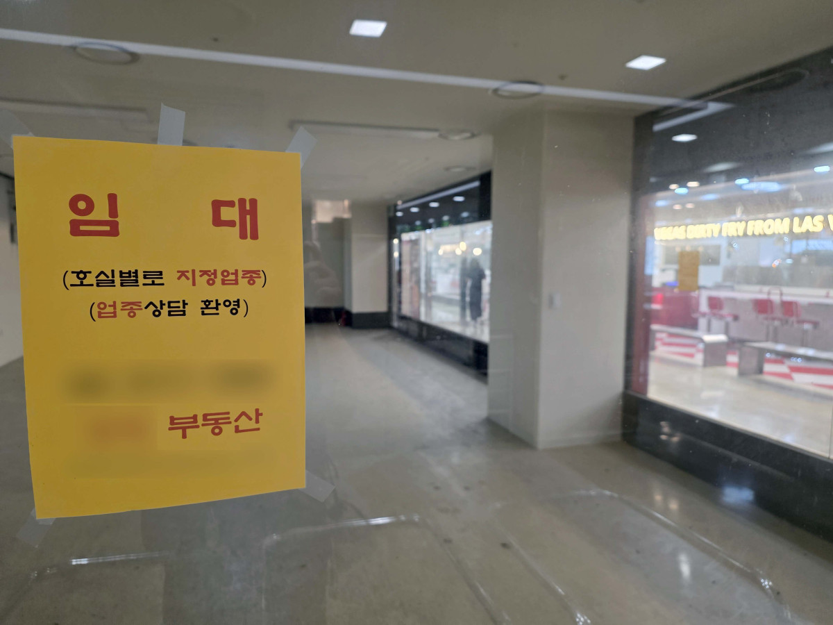 ▲내년도 적용 최저임금을 심의하는 최저임금위원회(최임위)가 23일 여덟 번째 회의를 열고 인상 수준 논의를 시작한다. 노동계가 요구안으로 시간급 '1만2000원'을 제시한 가운데 경영계는 예년처럼 올해 최저임금인 시간당 1만320원의 동결을 주장할 것으로 예상, 팽팽한 줄다리기가 예고된다. 한편 이날 한국경제인협회가 발표한 ‘2026년 자영업자 경영환경 인식 조사’에 따르면, 설문에 응답한 자영업자 500명 중 57.0%가 전년 대비 경영 상황이 악화되었다고 응답했으며 34.0%는 월수입이 올해 최저임금 기준(월 215만6880원)에도 못 미친다고 답했다. 특히 자영업자의 59.2%가 이미 고용 여력이 없다고 답변한 상황에서, 노동계의 최저임금 인상 요구가 수용될 경우 고용 포기 및 기존 인력 감축 등 고용 위축으로 이어질 것이라는 우려가 나오고 있다. 이날 서울의 한 상가 점포가 공실로 비어있다. 신태현 기자 holjjak@