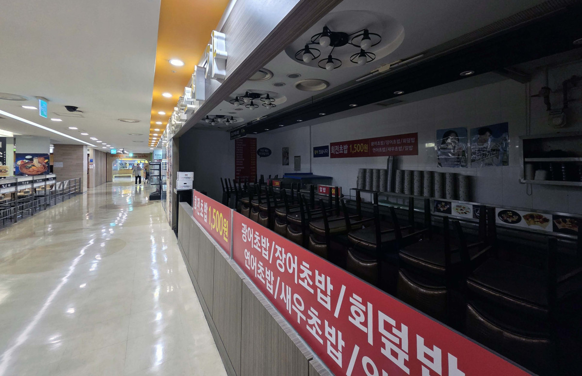 ▲내년도 적용 최저임금을 심의하는 최저임금위원회(최임위)가 23일 여덟 번째 회의를 열고 인상 수준 논의를 시작한다. 노동계가 요구안으로 시간급 '1만2000원'을 제시한 가운데 경영계는 예년처럼 올해 최저임금인 시간당 1만320원의 동결을 주장할 것으로 예상, 팽팽한 줄다리기가 예고된다. 한편 이날 한국경제인협회가 발표한 ‘2026년 자영업자 경영환경 인식 조사’에 따르면, 설문에 응답한 자영업자 500명 중 57.0%가 전년 대비 경영 상황이 악화되었다고 응답했으며 34.0%는 월수입이 올해 최저임금 기준(월 215만6880원)에도 못 미친다고 답했다. 특히 자영업자의 59.2%가 이미 고용 여력이 없다고 답변한 상황에서, 노동계의 최저임금 인상 요구가 수용될 경우 고용 포기 및 기존 인력 감축 등 고용 위축으로 이어질 것이라는 우려가 나오고 있다. 이날 서울의 한 상가 점포가 공실로 비어있다. 신태현 기자 holjjak@